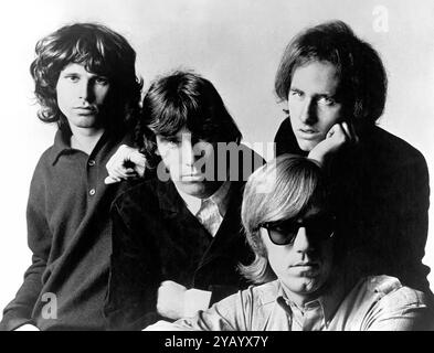 Les portes. Portrait du groupe de rock américain The Doors, photo publicitaire, 1966. De gauche à droite : Jim Morrison, John Densmore, Ray Manzarek et Robby Kriegerport Banque D'Images