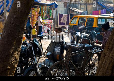 La vie quotidienne, des bidonvilles près de Colaba, Mumbai, Inde Banque D'Images