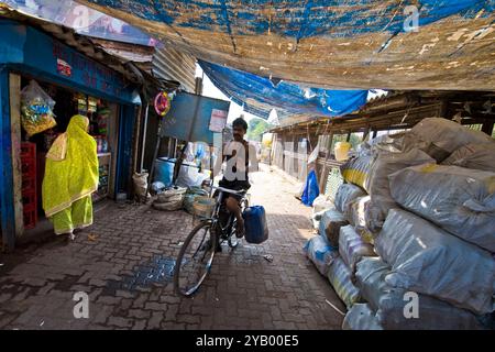 La vie quotidienne, des bidonvilles près de Colaba, Mumbai, Inde Banque D'Images