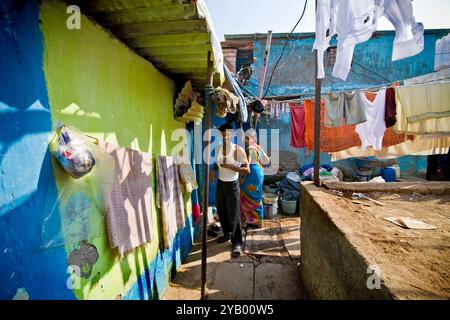 La vie quotidienne, des bidonvilles près de Colaba, Mumbai, Inde Banque D'Images