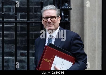 Londres, Royaume-Uni. 16 octobre 2024. Le premier ministre Keir Starmer quitte le 10 Downing Street pour se rendre au Parlement pour répondre aux questions du premier ministre à Londres. Crédit : SOPA images Limited/Alamy Live News Banque D'Images