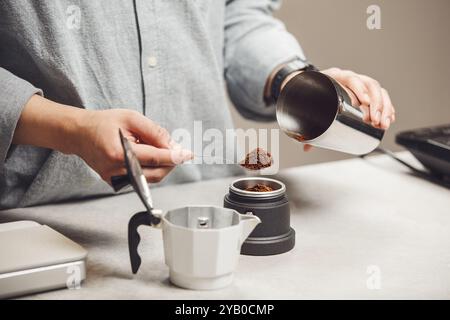Préparer la cafetière Geyser en remplissant la tasse de café moyen fraîchement moulu Banque D'Images
