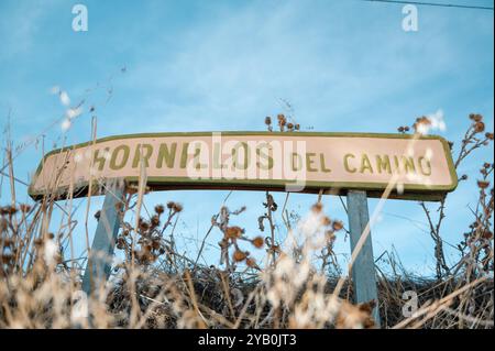 Hornillos del Camino, Espagne : 2024 septembre 17 : panneau d'itinéraire entrant dans la ville de Hornillos del Camino sur le Camino à Santiago (en James Way) en 2024 Banque D'Images