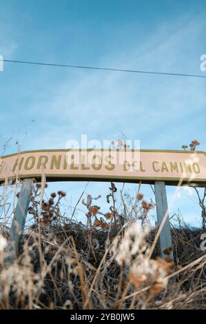 Hornillos del Camino, Espagne : 2024 septembre 17 : panneau d'itinéraire entrant dans la ville de Hornillos del Camino sur le Camino à Santiago (en James Way) en 2024 Banque D'Images