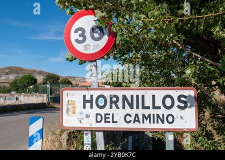 Hornillos del Camino, Espagne : 2024 septembre 17 : panneau d'itinéraire entrant dans la ville de Hornillos del Camino sur le Camino à Santiago (en James Way) en 2024 Banque D'Images