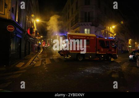 Les équipes de nettoyage parisiennes nettoient les débris et les barricades et nettoient le long des champs-ElysAes et près de l’Arc de Triomphe dimanche matin, au lendemain d’une violente manifestation des militants anti-randonnées carburant. Samedi 24 novembre, environ 5 000 manifestants des gilets jaunes avaient convergé sur l'avenue parisienne pour manifester contre une augmentation de la taxe sur les carburants avec des violences entre eux et la police. Les gendarmes et la police anti-émeute ont utilisé des gaz lacrymogènes et des canons à eau pour disperser la foule lors du deuxième week-end de manifestations contre la hausse des prix du carburant Banque D'Images