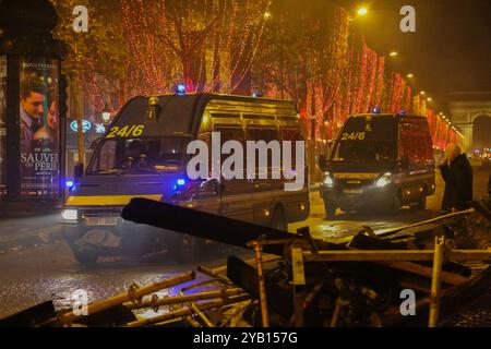 Les équipes de nettoyage parisiennes nettoient les débris et les barricades et nettoient le long des champs-ElysAes et près de l’Arc de Triomphe dimanche matin, au lendemain d’une violente manifestation des militants anti-randonnées carburant. Samedi 24 novembre, environ 5 000 manifestants des gilets jaunes avaient convergé sur l'avenue parisienne pour manifester contre une augmentation de la taxe sur les carburants avec des violences entre eux et la police. Les gendarmes et la police anti-émeute ont utilisé des gaz lacrymogènes et des canons à eau pour disperser la foule lors du deuxième week-end de manifestations contre la hausse des prix du carburant Banque D'Images