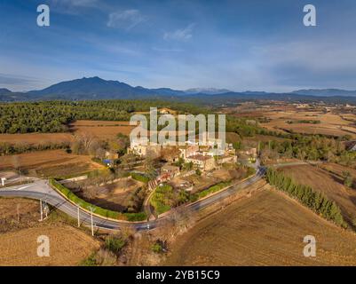 Vue aérienne du village de Cabanelles et de ses environs ruraux dans un petit village (Alt Empordà, Gérone, Catalogne, Espagne) Banque D'Images