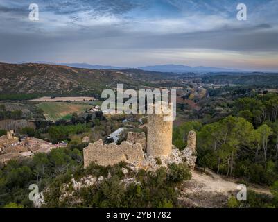 Vue aérienne du château des Escaules sur un coucher de soleil d'automne (Alt Empordà, Gérone, Catalogne, Espagne) ESP : Vista aérea del castillo de les Escaules (Gérone) Banque D'Images