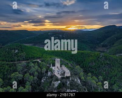 Vue aérienne du château des Escaules sur un coucher de soleil d'automne (Alt Empordà, Gérone, Catalogne, Espagne) ESP : Vista aérea del castillo de les Escaules (Gérone) Banque D'Images