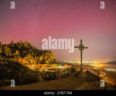 Montserrat montagne et monastère vu du point de vue Creu de Sant Miquel, la nuit, avec une lumière du nord (Barcelone, ​​Catalonia, Espagne) Banque D'Images