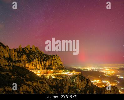 Montserrat montagne et monastère vu du point de vue Creu de Sant Miquel, la nuit, avec une lumière du nord (Barcelone, ​​Catalonia, Espagne) Banque D'Images