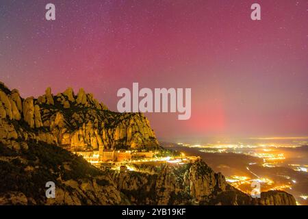 Montserrat montagne et monastère vu du point de vue Creu de Sant Miquel, la nuit, avec une lumière du nord (Barcelone, ​​Catalonia, Espagne) Banque D'Images