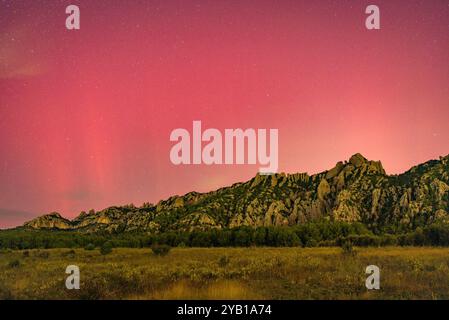 Montagne Montserrat vue depuis les champs Vinya Nova une nuit avec une aurore boréale (aurore boréale) dans le ciel (Barcelone, ​​Catalonia, Espagne) Banque D'Images