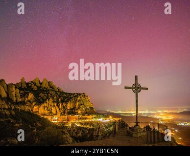 Montserrat montagne et monastère vu du point de vue Creu de Sant Miquel, la nuit, avec une lumière du nord (Barcelone, ​​Catalonia, Espagne) Banque D'Images