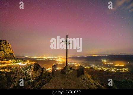 Montserrat montagne et monastère vu du point de vue Creu de Sant Miquel, la nuit, avec une lumière du nord (Barcelone, ​​Catalonia, Espagne) Banque D'Images