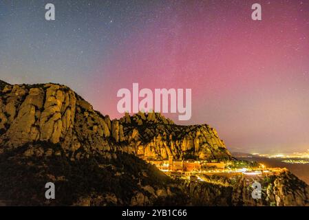 Montserrat montagne et monastère vu du point de vue Creu de Sant Miquel, la nuit, avec une lumière du nord (Barcelone, ​​Catalonia, Espagne) Banque D'Images