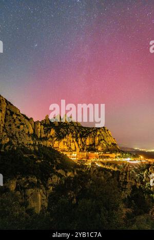 Montserrat montagne et monastère vu du point de vue Creu de Sant Miquel, la nuit, avec une lumière du nord (Barcelone, ​​Catalonia, Espagne) Banque D'Images