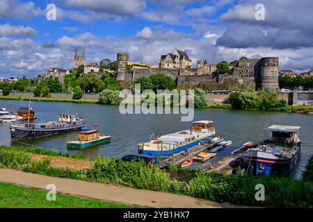 France, Maine-et-Loire, Angers, le port fluvial sur le Maine et le château des Ducs d'Anjou Banque D'Images