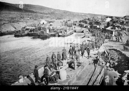 La scène sur la plage de West Beach, Suvla, avec de nombreux soldats, peu de temps avant l'évacuation. Parmi une sélection de photographies imprimées publiées pour la première fois en 1916. La campagne de Gallipoli a commencé pendant la Grande Guerre le 19 février 1915 et s'est poursuivie jusqu'au 9 janvier 1916. On parle parfois de campagne des Dardanelles, de bataille de Gallipoli et de défense de Gallipoli. Banque D'Images