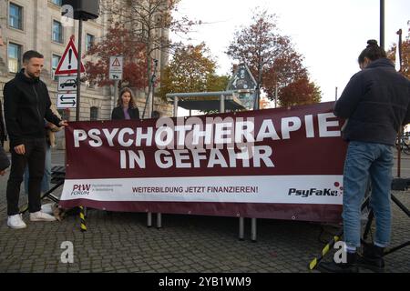 Berlin, Allemagne. 16 octobre 2024. Les étudiants en psychologie manifestent pour un meilleur financement de la formation psychothérapeutique. Crédit : Paul Zinken/dpa/Alamy Live News Banque D'Images