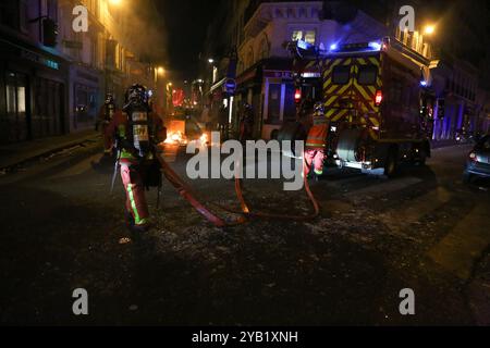 Les équipes de nettoyage parisiennes nettoient les débris et les barricades et nettoient le long des champs-ElysAes et près de l’Arc de Triomphe dimanche matin, au lendemain d’une violente manifestation des militants anti-randonnées carburant. Samedi 24 novembre, environ 5 000 manifestants des gilets jaunes avaient convergé sur l'avenue parisienne pour manifester contre une augmentation de la taxe sur les carburants avec des violences entre eux et la police. Les gendarmes et la police anti-émeute ont utilisé des gaz lacrymogènes et des canons à eau pour disperser la foule lors du deuxième week-end de manifestations contre la hausse des prix du carburant Banque D'Images