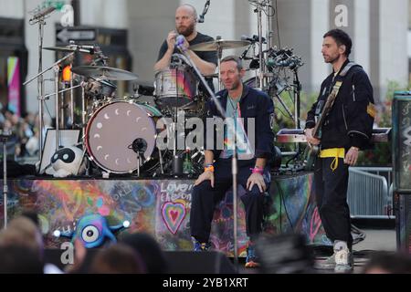 New York, États-Unis. 08 octobre 2024. NEW YORK, NEW YORK - 08 OCTOBRE : Chris Martin de Coldplay se produit en direct dans le spectacle 'Today' de NBC au Rockefeller Plaza le 8 octobre 2024, à New York. Le groupe de rock britannique a livré une performance énergique, captivant le public avec leurs chansons à succès. Les fans se sont rassemblés tôt le matin pour assister à l'événement, bravant le temps de l'automne pour avoir la chance de voir Coldplay en direct en action. (Photo de Giada Papini/EuropaNewswire/Sipa USA) crédit : Sipa USA/Alamy Live News Banque D'Images