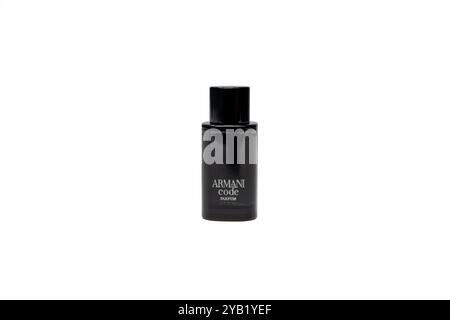 Une bouteille d'Armani cologne se dresse sur un fond blanc. Bouteille noire avec bouchon. Cologne est une marque populaire connue pour son parfum luxueux. Banque D'Images