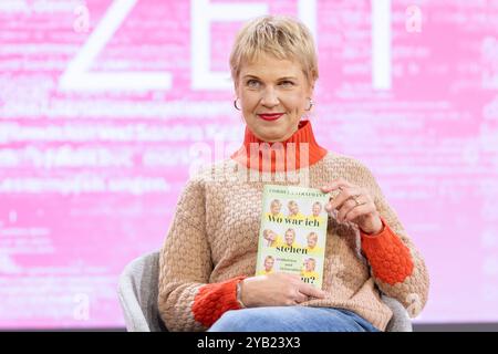 Buchmesse Frankfurt 2024 Cordula Stratmann stellt auf der ARD/ZDF/3Sat Bühne BEI Bärbel Schäfers Büchertalk ihr Buch WO War ich stehen geblieben vor. Buchmesse Frankfurt 2024., Frankfurt am main Hessen Deutschland Messegelände *** Foire du livre Frankfurt 2024 Cordula Stratmann présente son livre WO War ich stehen geblieben sur la scène ARD ZDF 3Sat à la Foire du livre Bärbel Schäfers Büchertalk Frankfurt 2024 , Francfort-sur-le-main Hessen Allemagne Exhibition Grounds Banque D'Images