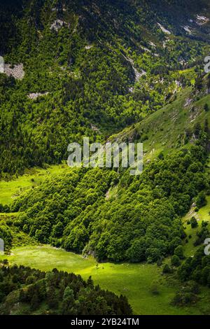 Photo du Col de Pailheres situé dans le département de l'Ariège, dans les Pyrénées françaises. Ce col culmine à une altitude de 2 001 mètres au-dessus du Banque D'Images