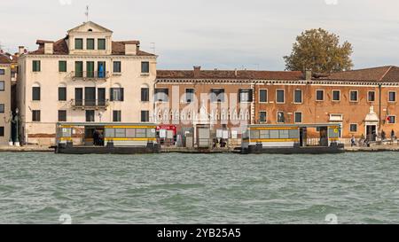 Venise, Italie - 09 octobre 2024 : Arsenale de la station de bus nautique pour les transports publics vue sur le front de mer jour d'automne nuageux. Banque D'Images