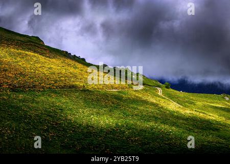 Photo du Col de Pailheres situé dans le département de l'Ariège, dans les Pyrénées françaises. Ce col culmine à une altitude de 2 001 mètres au-dessus du Banque D'Images