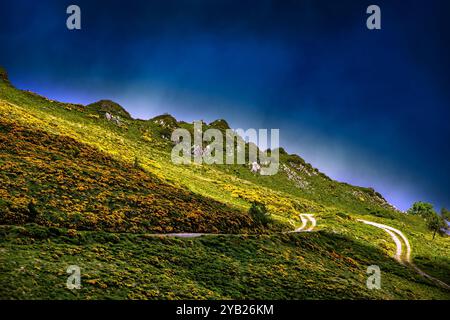 Photo du Col de Pailheres situé dans le département de l'Ariège, dans les Pyrénées françaises. Ce col culmine à une altitude de 2 001 mètres au-dessus du Banque D'Images