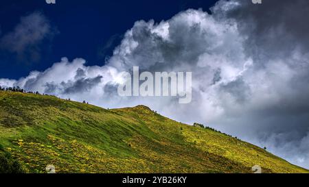 Photo du Col de Pailheres situé dans le département de l'Ariège, dans les Pyrénées françaises. Ce col culmine à une altitude de 2 001 mètres au-dessus du Banque D'Images