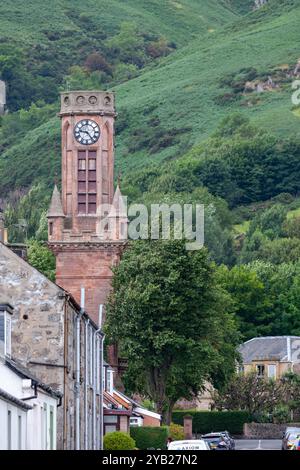 Tour de l'horloge de Tillicoultry, l'Institut populaire a été construit dans la rue Ochil en 1859, avec la tour de l'horloge ajoutée 20 ans plus tard. Banque D'Images