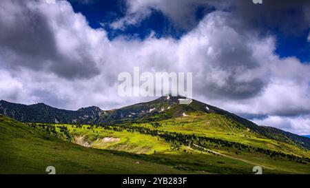 Photo du Col de Pailheres situé dans le département de l'Ariège, dans les Pyrénées françaises. Ce col culmine à une altitude de 2 001 mètres au-dessus du Banque D'Images