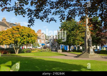 Wellmeadow Gardens à Blairgowrie avec le Blairgowrie & Rattray War Memorial en son centre. Banque D'Images