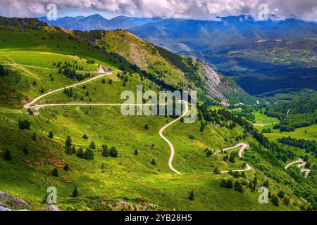 Photo du Col de Pailheres situé dans le département de l'Ariège, dans les Pyrénées françaises. Ce col culmine à une altitude de 2 001 mètres au-dessus du Banque D'Images