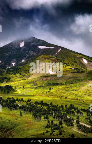 Photo du Col de Pailheres situé dans le département de l'Ariège, dans les Pyrénées françaises. Ce col culmine à une altitude de 2 001 mètres au-dessus du Banque D'Images