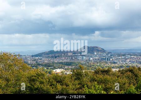 Vue à l'est de la vue à l'est de Corstorphine Hill Tower vers Edinburgh et Arthur's Seat Banque D'Images