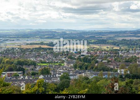 La vue de Corstorphine Hill Tower vers Cammo Estate et dans le lointain aéroport d'Édimbourg Banque D'Images