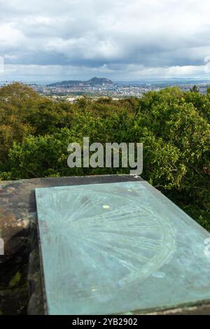 La vue est de Corstorphine Hill Tower vers Edinburgh et Arthur's Seat Banque D'Images