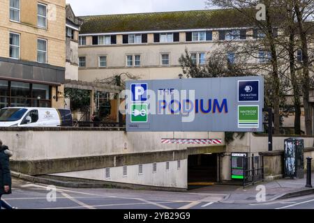 Entrée au parking podium à plusieurs étages dans Walcot Street, centre-ville de Bath, Somerset, Angleterre, Royaume-Uni Banque D'Images