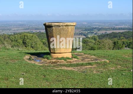Vue depuis Dover's Hill sur la Cotswold Way près de la ville de Chipping Campden dans le Gloucestershire. Le point de triangulation sur le sommet indique les choses Banque D'Images