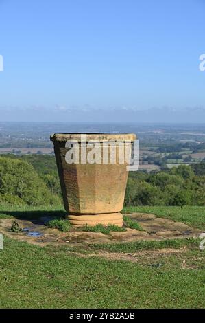 Vue depuis Dover's Hill sur la Cotswold Way près de la ville de Chipping Campden dans le Gloucestershire. Le point de triangulation sur le sommet indique les choses Banque D'Images