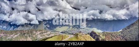 Drone vue de Gergeti Trinity Church et Stepantsminda dans les montagnes du Caucase de Géorgie pendant la journée Banque D'Images