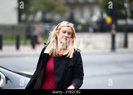 Londres, Royaume-Uni. 15 octobre 2024. Ellie Reeves, présidente du Parti travailliste et ministre sans portefeuille, arrive au 10 Downing Street pour la réunion du Cabinet. Banque D'Images