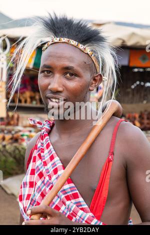 Membre masculin de la tribu Masai, vêtu de vêtements rouges traditionnels. Masai Mara, Kenya, Afrique Banque D'Images