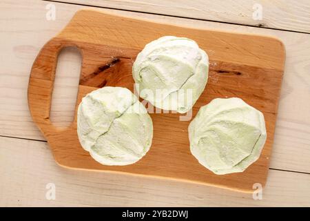 Douce et délicieuse guimauve de poire sur table en bois, macro, vue de dessus. Banque D'Images