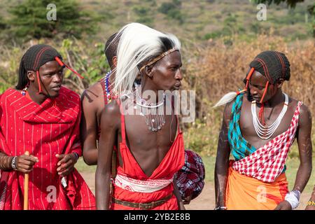 Hommes Masai en costumes tribaux traditionnels, Masai Mara, Afrique Banque D'Images